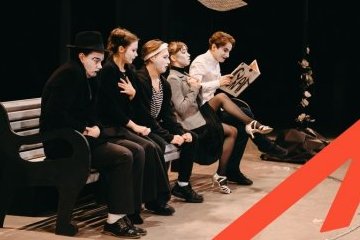 Санкт-Петербург: Театр начинается с «Вешалки»